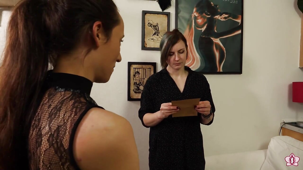 Domnișoara Ash împrumută sclava Mila pentru o săptămână pentru a-i satisface fiecare capriciu, cu lovituri, cleme pentru sfârc și dominare lesbiană