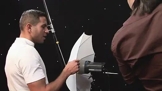 Великолепная крошка с огромными сиськами получает двойное проникновение