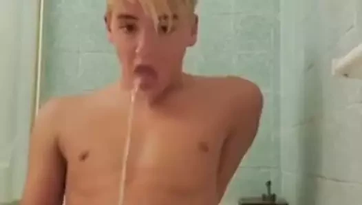 sevimli sarışın pissing