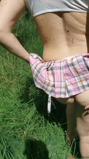 "Açık havada büyük götlü seksi orta yaşlı seksi kadın işerken göt parmaklama" dan heyecan verici an - amatör 4k"