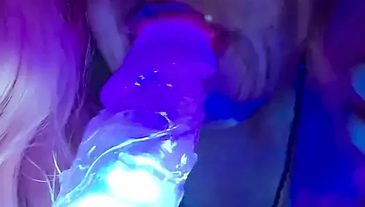 Lutschen an meinem beleuchteten dildo