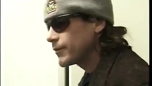 Gut favorisiertes schwarzes mädchen mit perfektem körper nimmt zwei schwänze in alle ihre löcher