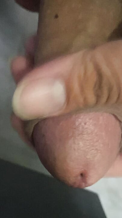 En el baño había una polla que se estaba poniendo dura, solo sabiendo aguantar sin poder hacer nada