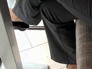 Schuhe mit baumelnden Schuhen im Café