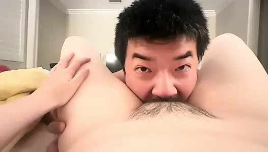 Meine chinesische stiefmutter filmt meine zunge und meinen schwanz, die in und aus ihrer engen haarigen muschi rein und aus ihnen gehen