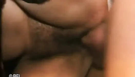 Wanita dewasa lagi asik muasin memeknya pakai dildo dan kontol