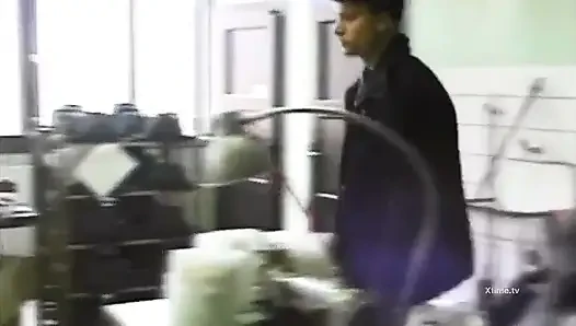 Сексуальную блондинку в черных чулках трахнули в гэнгбэнге в пошиве лаборатории!