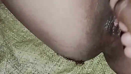 Baal saf karte huye bhabhi ji apni jhahate banate hai