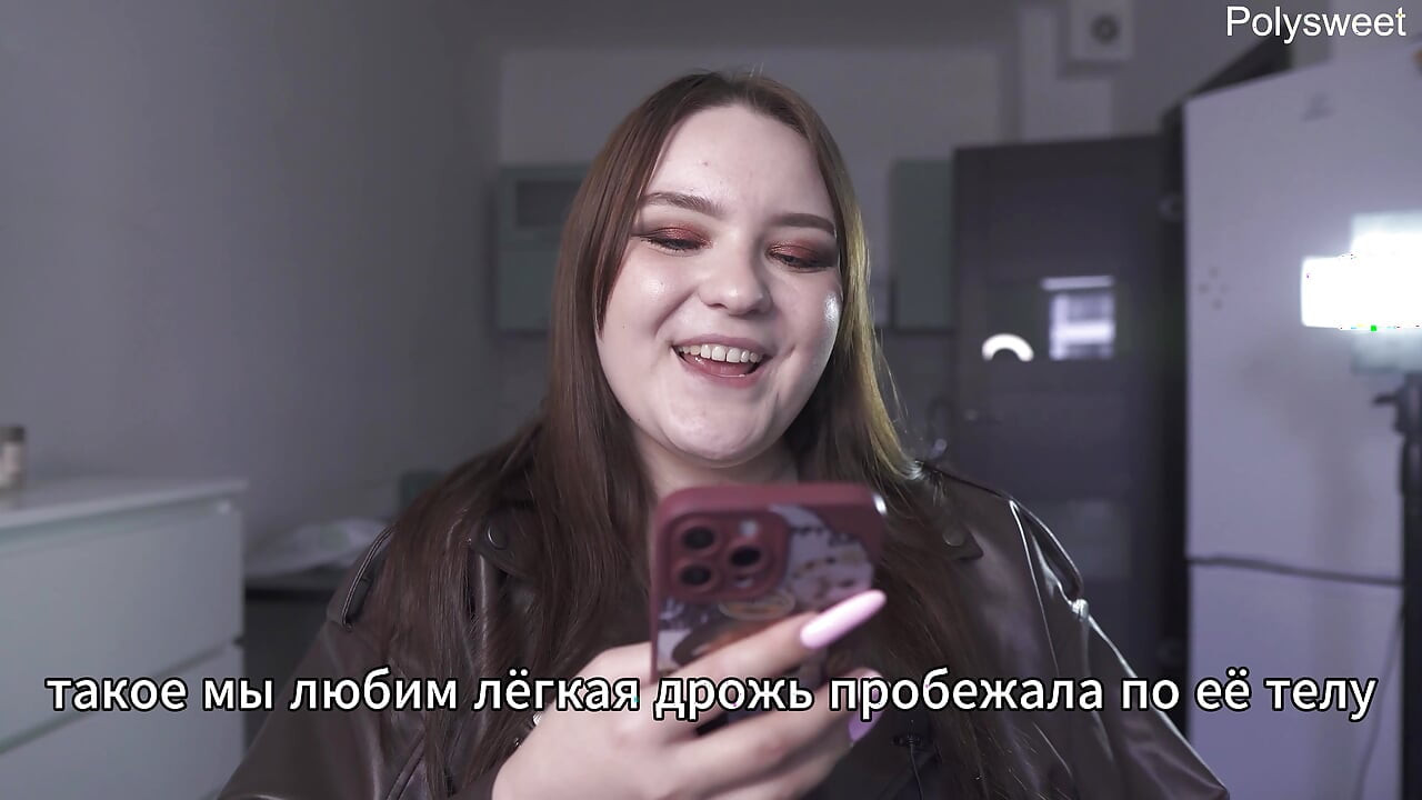 História pornô - Ela estava nua brincando com o vendedor enquanto os clientes passavam (russa, dominadora leve, nua em público)