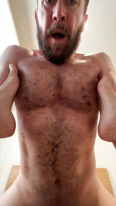 Gut bestückter papi besamt latino-twink, bis er abspritzt