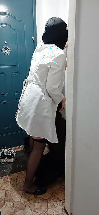 Una doctora lesbiana milf se corre en la boca de un paciente