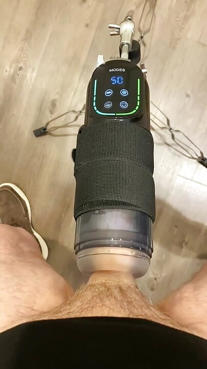 Ova igračka bez ruku tjera me da izbacim višestruke količine sperme!