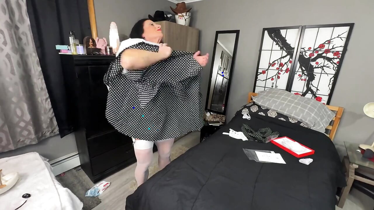 Bts:kandy Transforms Into 1950s Housewife