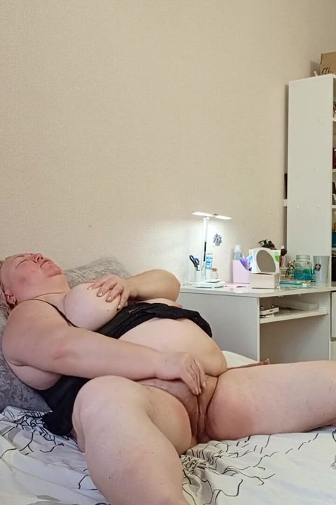 Schwiegermutter masturbiert ihre großen löcher