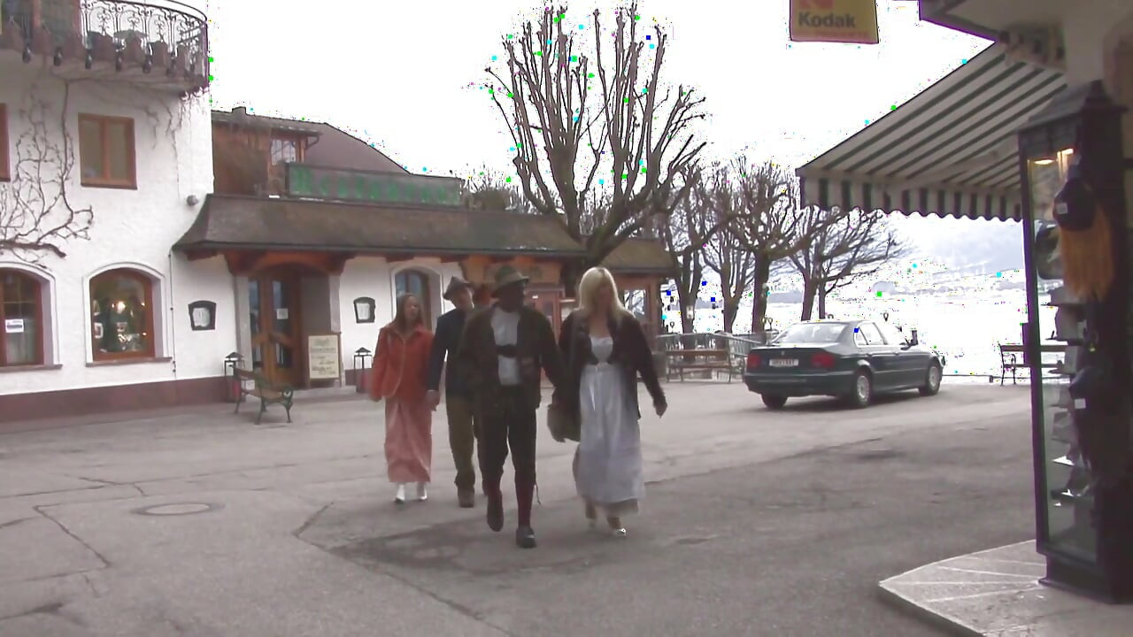 好色的寶貝彎腰被怪物黑屌幹到射精