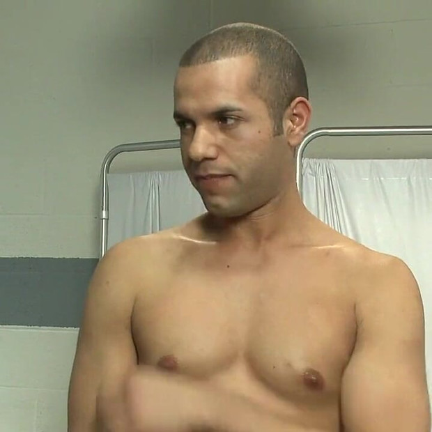 Carter West je medicinski pregledan i obrubljen od dva perverznjaka