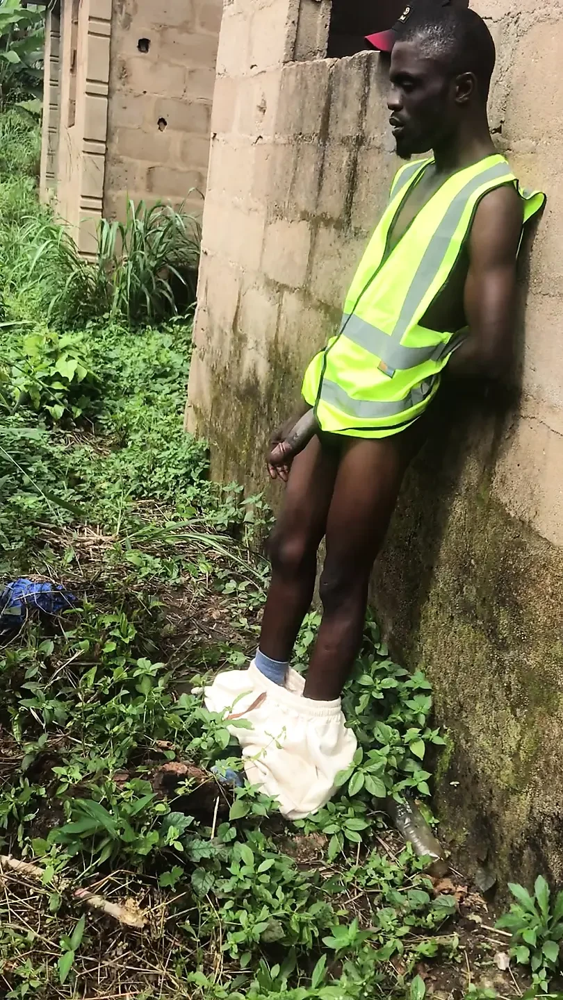 Straßenbauarbeiter haben sex hinter einem busch in der nähe vom busch