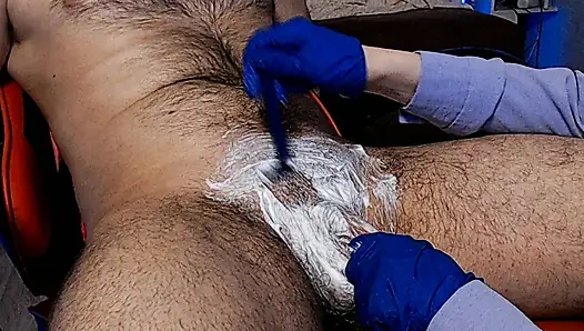 Yağlı bir elle muamele ve mutlu sonla başka bir yarak tıraşı seansı