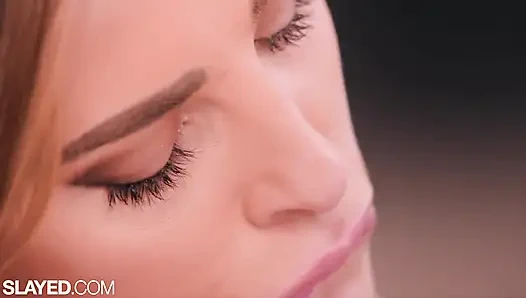 Уложенная Эмили Уиллис открывает ее киску для Azul Hermosa пальцами