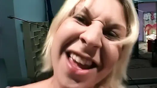 Sie braucht diesen schwanz in ihrer kleinen fotze