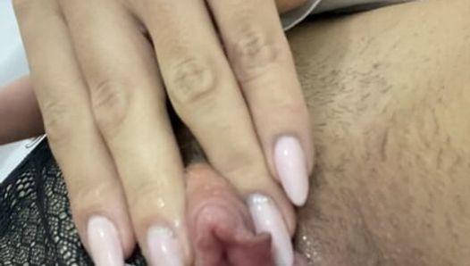 Professora russa está masturbando seu grande clitóris no banheiro de trabalho na faculdade e gozando com sua buceta molhada - orgasmo