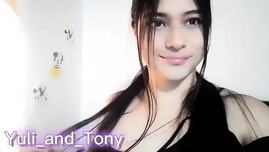 18-jährige spielt vor ihrer reichen nassen rosa muschi