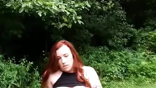 Teşhirci kızıl saçlı parkta sert boşalıyor