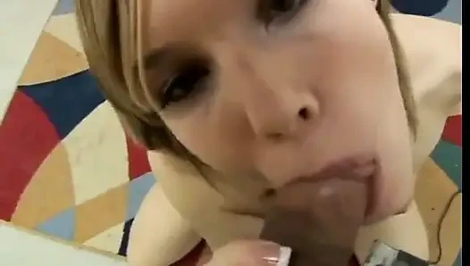 Сосущая член крошка сосет хуй и получает задницу в сливки в розовом