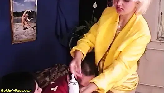 Блондинке-крошке фистят и трахает страпоном беременная девушка