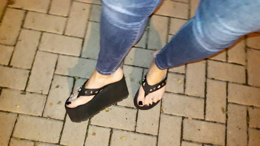 Un paseo nocturno sin bragas en jeans y chanclas sexy