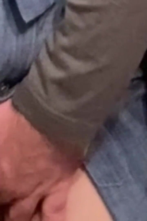 Yaşlı sapık metroda küçük amına dokunuyor