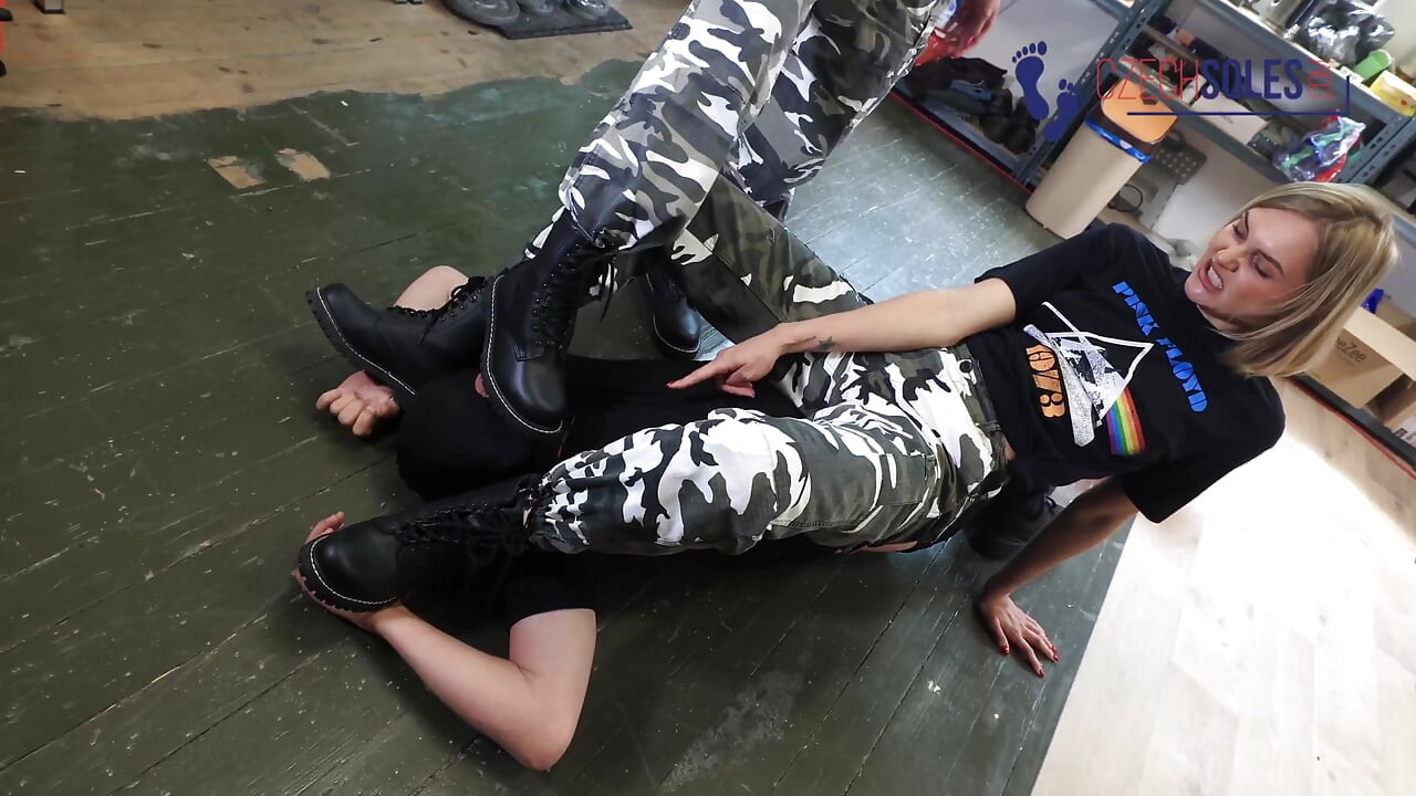 Meninas militares gostam de humilhar seu escravo meia