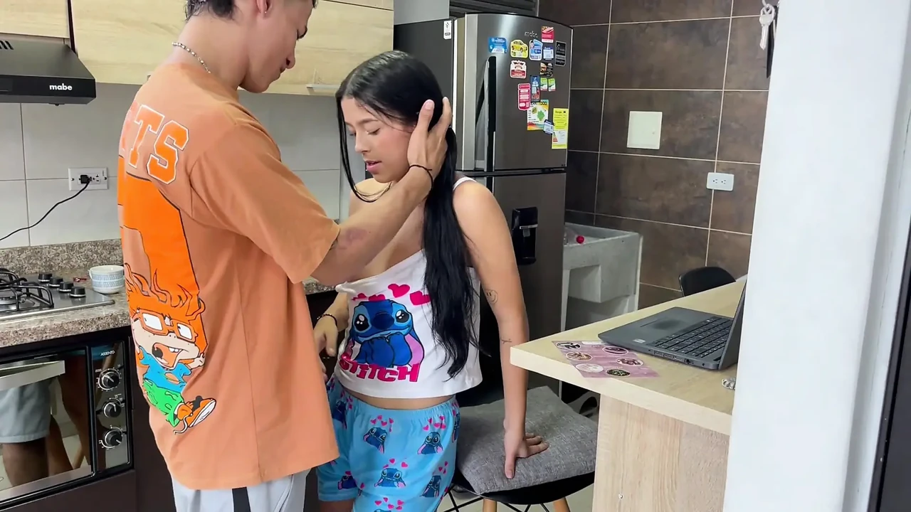 害羞的18岁继妹叫醒她的继兄弟，让他好好地口交，让他报复