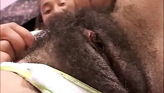 В черную волосатую киску трахают мастурбацией дилдо (Полное оригинальное видео.)