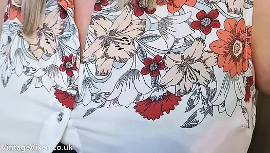 YARAMAZ IRI GÜZEL TEYZE JANE SANA SADE BEYAZ KÜLOTUNU VE KÜLOTLU ÇORAPıNı GÖSTERMEK ISTIYOR