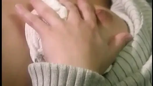 Пожилой лысый мужик обожает трахать тугую маленькую анус этой великолепной молодой блондинки