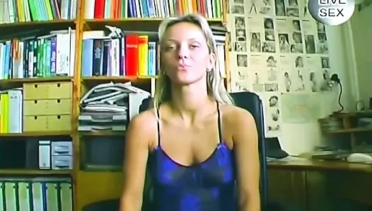 Блондинка трахает себя пальцами, затем скачет на стеклянном дилдо