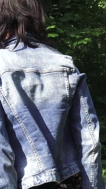 Aranyeső és spriccelés egy úton szombat reggel. Nylon harisnya és harisnyakötő öv, mint mindig, kötelező.