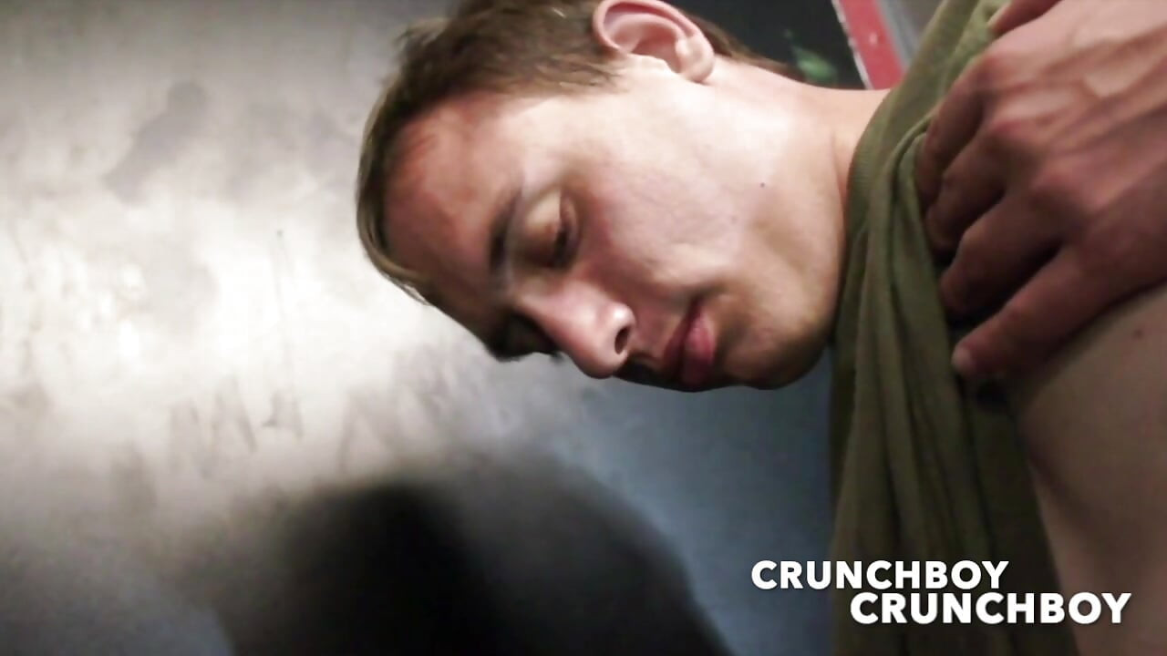 En iyi arkadaşım tarafından prezervatifsiz sikiliyor ve deliğimi dölle besliyorum