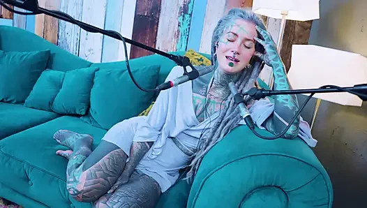 Ich spreche über P - Passion - ASMR podcast SFW spricht goth dünnes mädchen dreadlocks tattoo-modell inked mädchen