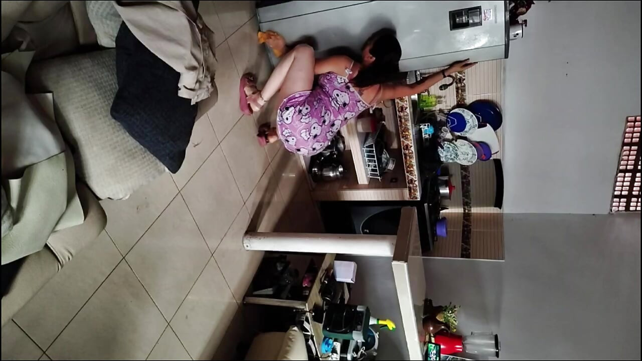 Κολομβιανή γαμιέται με το θετό γιο της με μεγάλο πούτσο στην κουζίνα