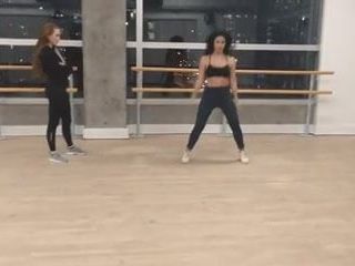 Heißes schwarzhaariges Mädchen tanzt