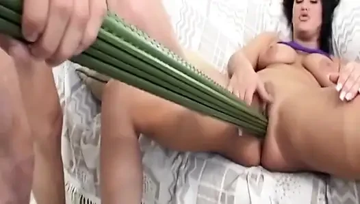 Tante seksi rambut cokelat ini dientot habis-habisan sama pegangannya sambil menganga lebar