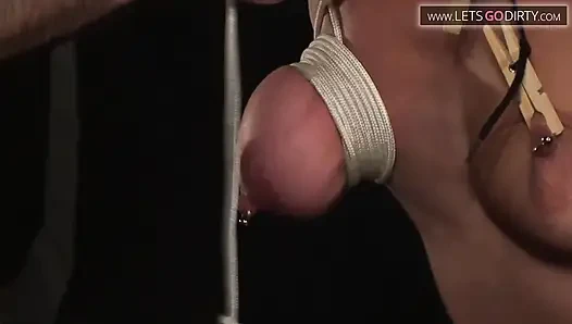 Ateşli kız eli götüne itilirken göğüsleri bağlı ve gözleri bağlı