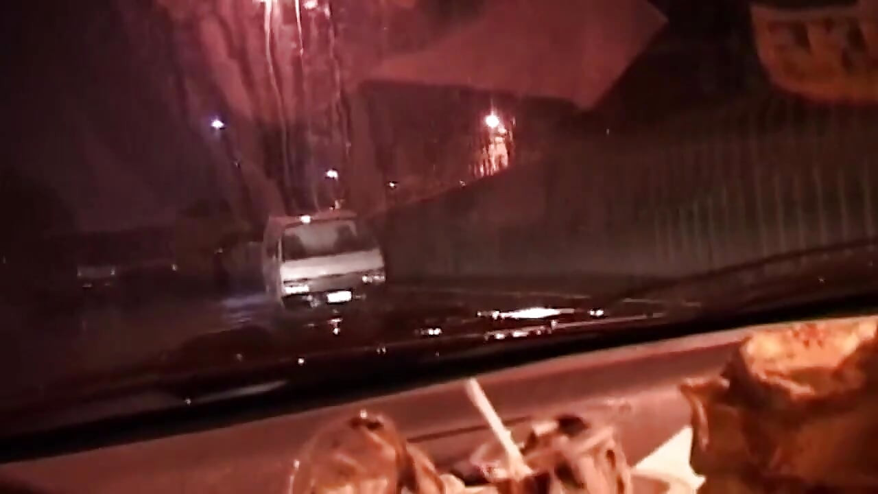 Nadržená MILFka hluboko fistována s výbuchem kapajícího rosebudu
