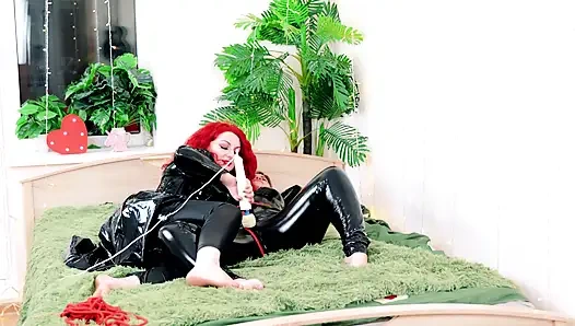 Сексуальная игра лесбиянок с ласками и секс после мастурации, грубый трах киски - хардкорные милфы Arya