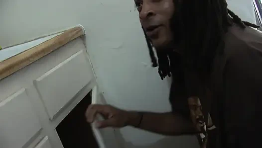 Возбужденную брюнетку жестко трахают