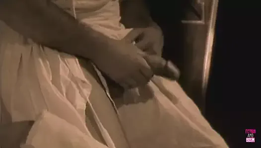 Bardzo gorąca brunetka i doktor go w It Doggy Style w vintage porno film
