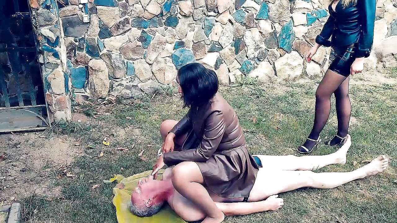 Toilet training outdoor in the grass