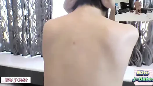 Спортивная красотка с короткой стрижкой принимает смелый челенж в видео от первого лица